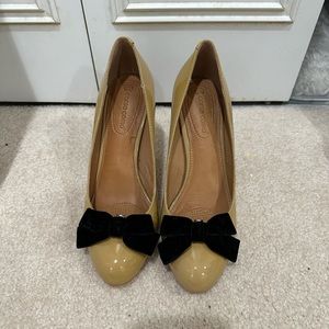 Tan Corso Como Pumps